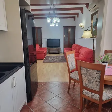 Boulevard Apartment *